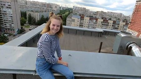 Настырно и жарко шпилит подругу в рот на крыше жилого дома