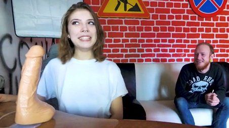 Ради бойфренда, русская крошка сосет и ебется с его другом