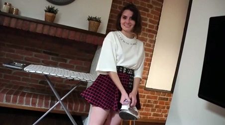 Подруга порекомендовала горничную, которая и уберет, и минет сделает