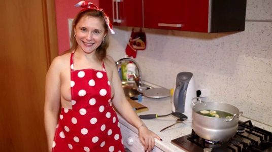Домохозяйка Оксана готовит на кухне  креветки и радует поклонников своей красотой