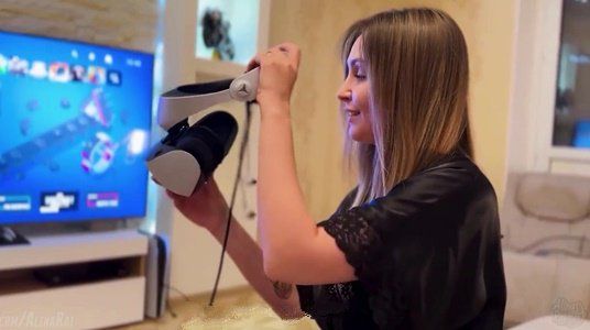 Мачеха попробовала секс в реале и виртуале