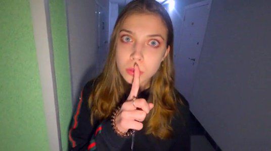 Мама обломала секс, пришлось сосать на лестнице