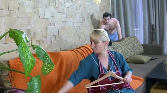 Подглядывал за домработницей и оформил в попку