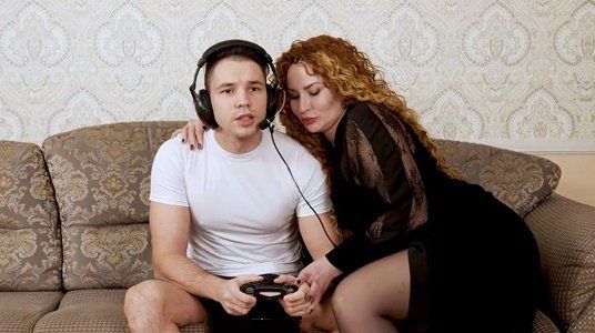 Мачеха начала соблазнять приемного сына, ведь сильно захотелось секса