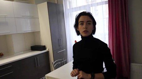 Риелторша согласилась раздеться и протестировать с клиентом диван